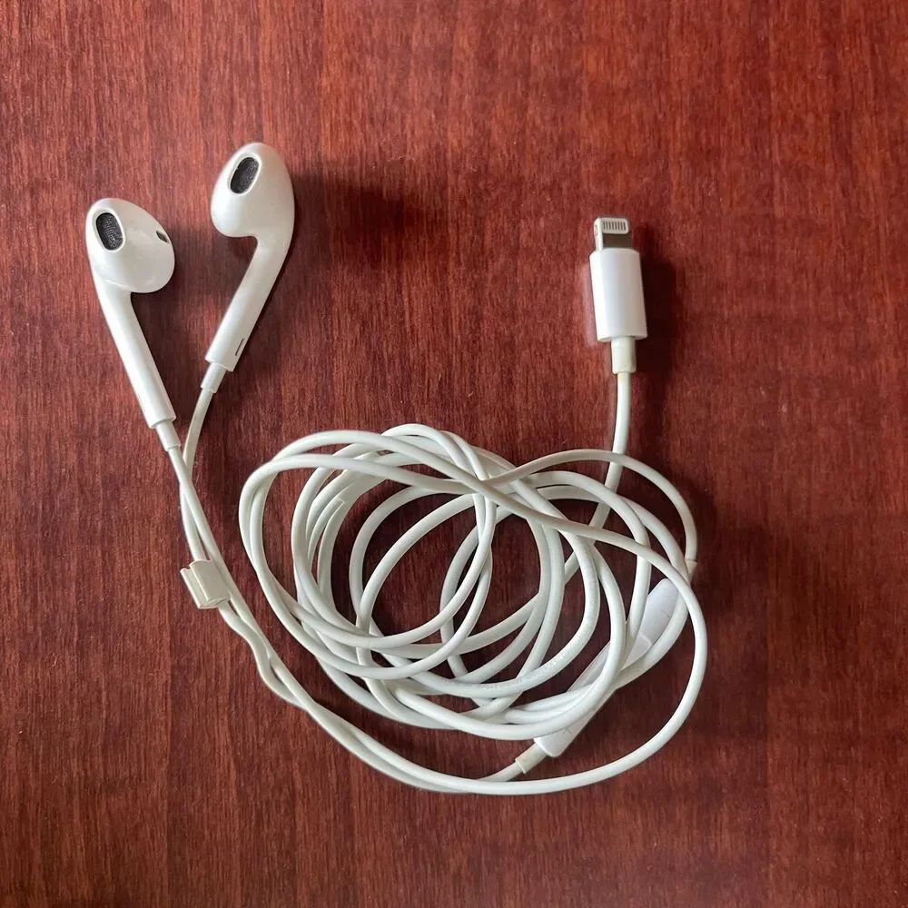 Apple EarPods (Lightning Connector) in ear Earbuds With Mic and Remote